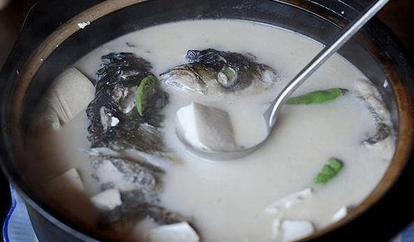  好喝|炖鲫鱼汤，万万不要直接下锅煎多做一步，汤鲜香浓白，好喝不腥