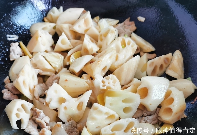 汤汁|初秋,白莲藕这样做又香又面,汤汁拌饭丁点不剩,家人都爱吃!