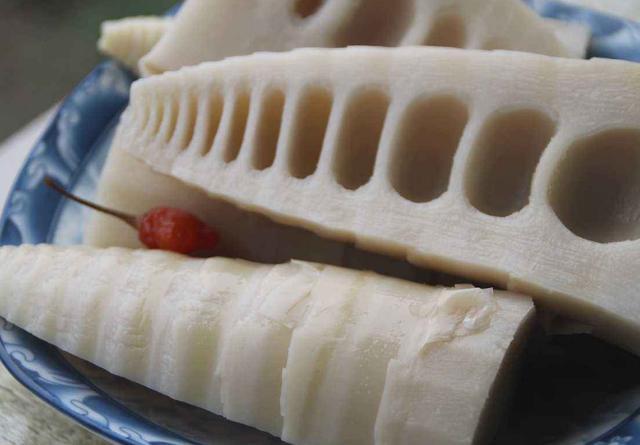  香辣|风味独特的家常菜，烧鸭肉要放这些、才美味，香辣爽口无腥味