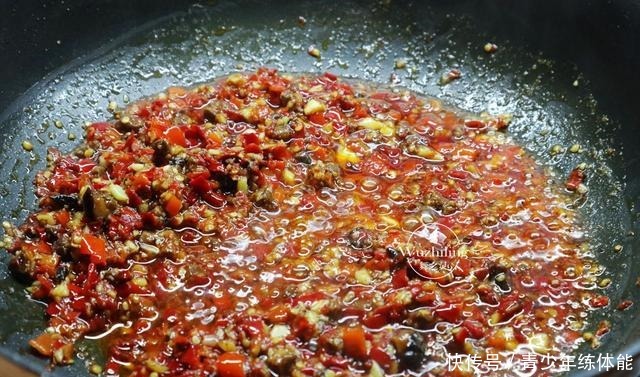 剁椒鱼头|过年在家连吃几天没胃口不如试试这道菜,上桌全家顿时流口水