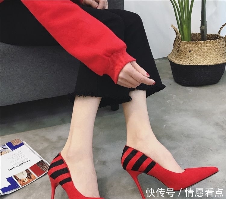 高跟鞋|尖头与细高跟的结合,将小脚的纤细骨感展露无遗,更拉长腿部线条