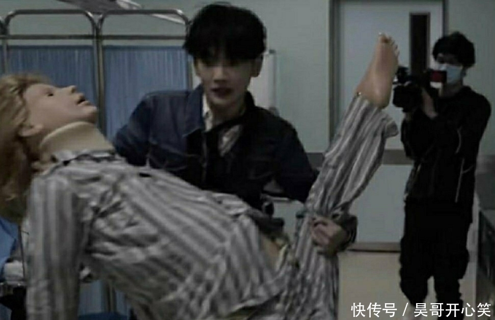 竟然|男星公主抱,周震南抱了只假腿,任嘉伦吐槽抱女星不如抱甘蔗