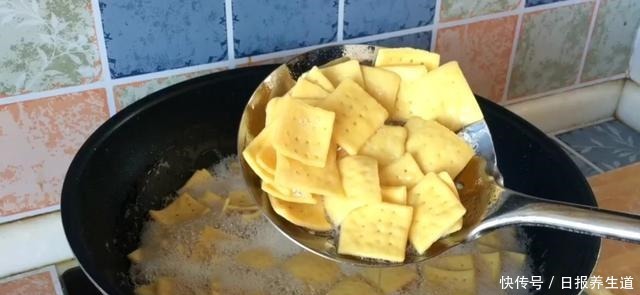 玉米面|只需面粉和玉米面,在家做出酥脆的锅巴