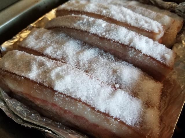 脆皮烧肉|五花肉这吃法太香了,酥脆不油腻,我家经常做,一次5斤不够吃