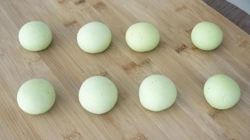 面食|黄瓜不要凉拌了,加1碗面粉,两手一搓做成面食,柔软劲道,过瘾