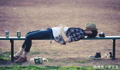  招来|走在大街上, 小伙一个很不恰当得行为, 差点招来杀身之祸