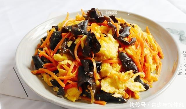 加点|炒鸡蛋时,直接下锅就错了,加点它一起炒,鸡蛋鲜嫩无腥味