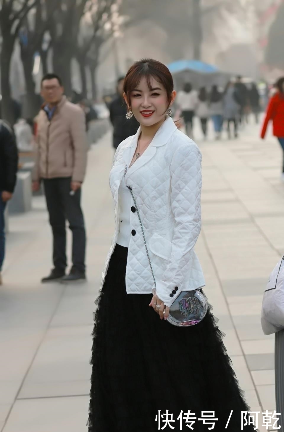 小姐姐|街拍:小姐姐长得好洋气,一种异域风情的气质魅力,你喜欢吗