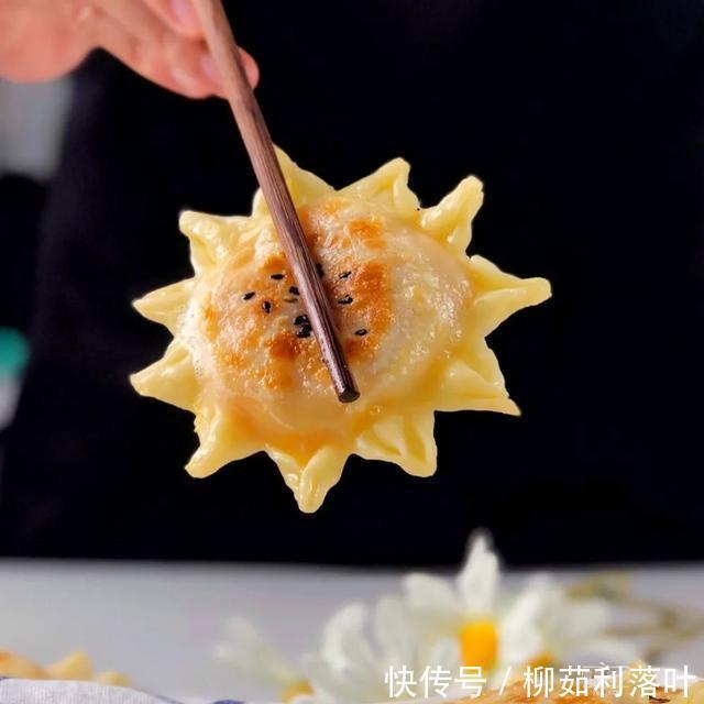 饺子皮|一个红薯,几张饺子皮,这样做香酥可口能拉丝,孩子超爱吃!