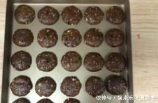  红糖|烘焙食谱，红糖坚果饼干的做法，搭配坚果超好吃，有嚼劲一口一个