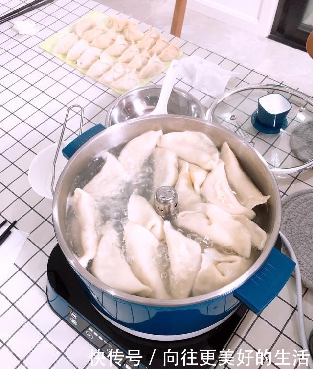 别光|煮饺子时,别光知道水开下锅!记住这个技巧,才香嫩好吃不破皮