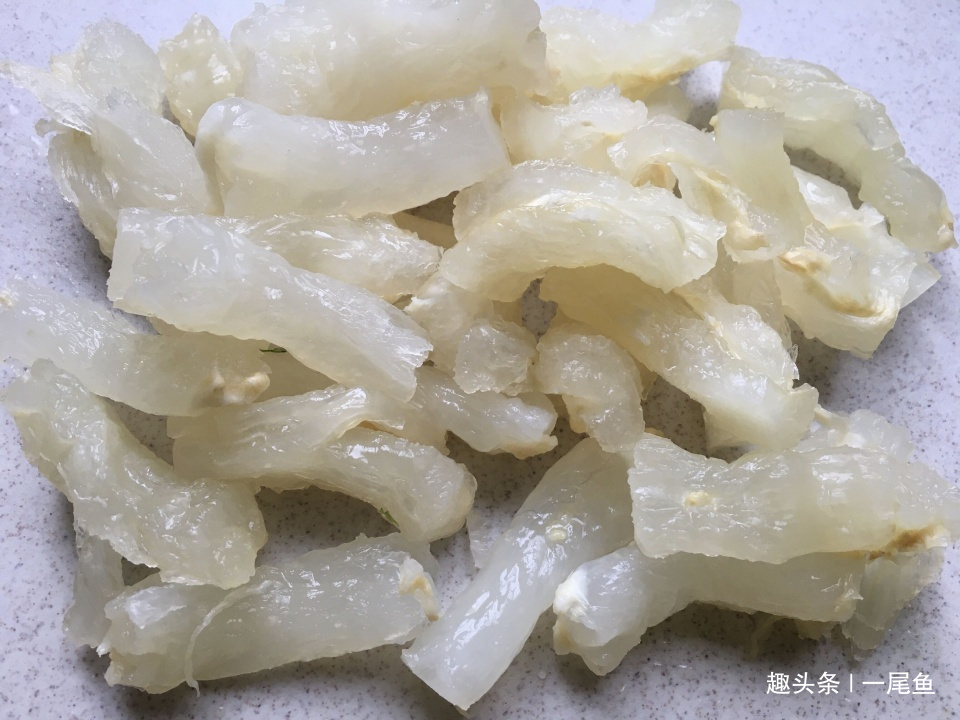  芹菜炒蹄筋|这菜炒一炒五分钟就上桌，胶原蛋白丰富又鲜又滑，老人孩子要常吃