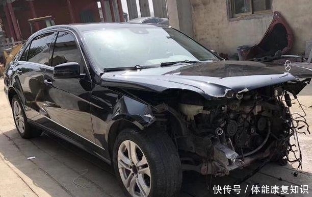 自找|奔驰E300加完油就撞报废，车主索赔，加油站：无理取闹是你自找的