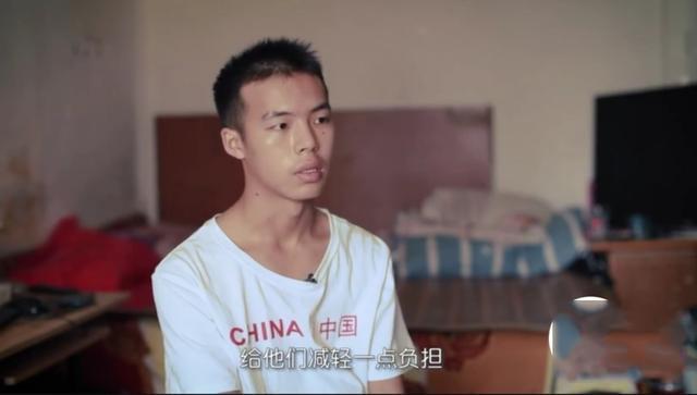 下跪|“12岁男孩一天3次母乳”“母亲下跪求儿子上学”溺爱不是爱