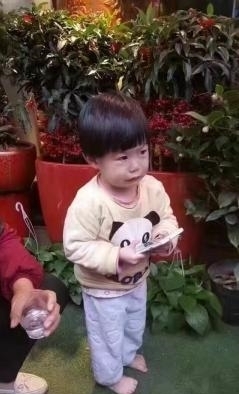 女娃娃|3岁女娃娃商场走失,说出爸爸名字民警憋不住笑:真的忍不住