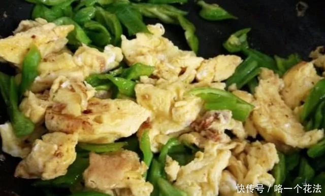 翻倍|炒鸡蛋时,最忌直接下锅,加上这一步,鸡蛋鲜嫩可口,美味翻倍!