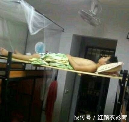 笑话|搞笑图片幽默段子笑话：你们几个关系还真好，一起在看什么呢？