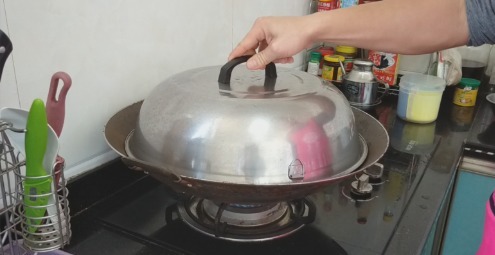 客家|做白切鸡是蒸还是水煮?教你客家正宗做法,2种蘸料,吃着最美味