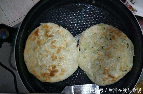 葱花|香菜葱花油饼这样做,色泽金黄香味十足,健康又好吃,一次吃不够