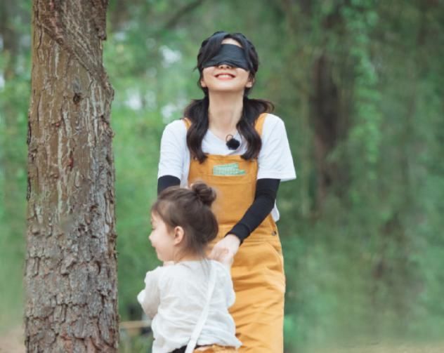  小女孩|小女孩对谭松韵说回家找妈妈，看清她下意识反应，粉丝太心疼