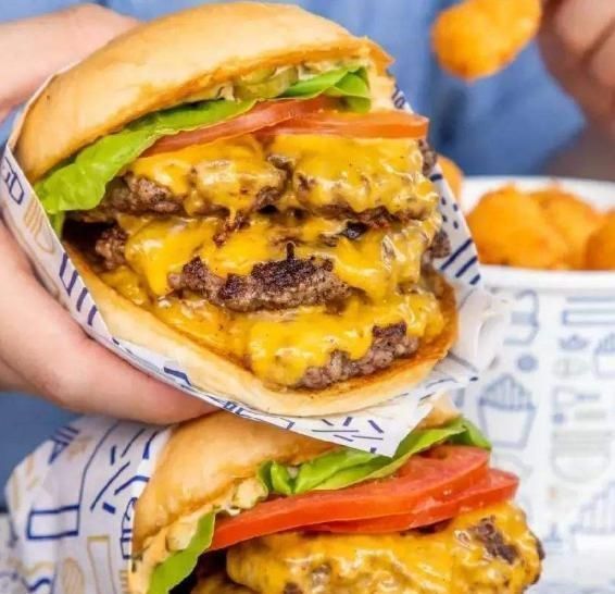 汉堡|吴尊汉堡店一夜走红,随手去买2个“牛肉堡”,结账时以为听错了