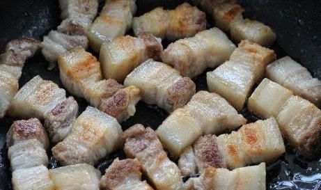  冰糖|做红烧肉时，用冰糖还是白糖？厨师长：做错了，难怪红烧肉会发苦