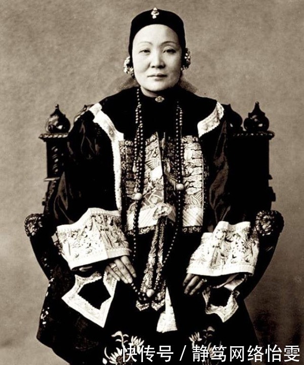夫人|罕见老照片:穿官服的晚清诰命夫人,霸气十足,网友却感觉瘆人