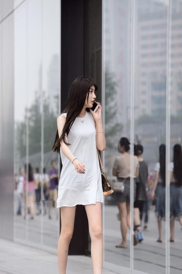 白衬衣|街拍:白衬衣配短裙,如此精致的小姐姐,走在大街上十分吸睛