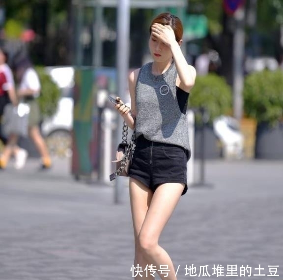  分手|街拍穿搭：我从来不会在分手很久后才会哭，因为不值！