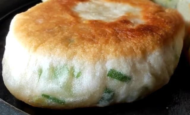 松软|妈妈这样烙饼,不用揉面,筷子一搅,蓬松又暄软,比面包松软