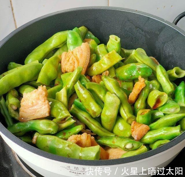  家常菜|五花肉炖油豆，好吃又下饭的家常菜