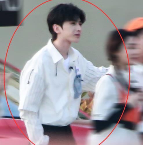 全程|蔡徐坤录制跑男时,全程只拉着一个女生,看清是谁后粉丝彻底酸了