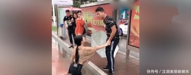 男友|女孩雨中下跪求男友复合,男友狠心拒绝:“对不起!我买不起你”