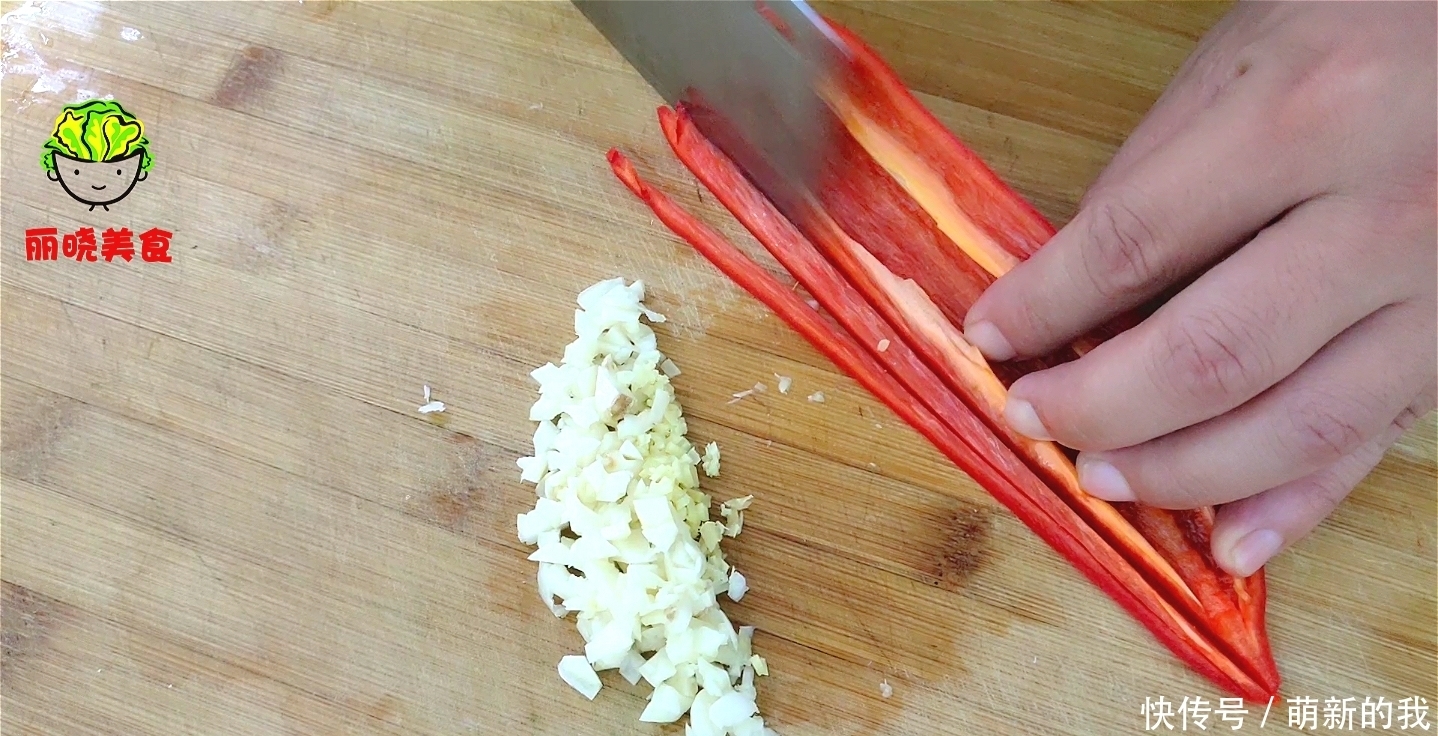 做法|青椒别再炒着吃了,教你好吃做法,不炒也不炸,出锅真的太香了