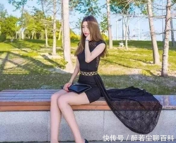 进水|妹子,你俩这样比美是认真的吗?掉进水里可就尴尬了