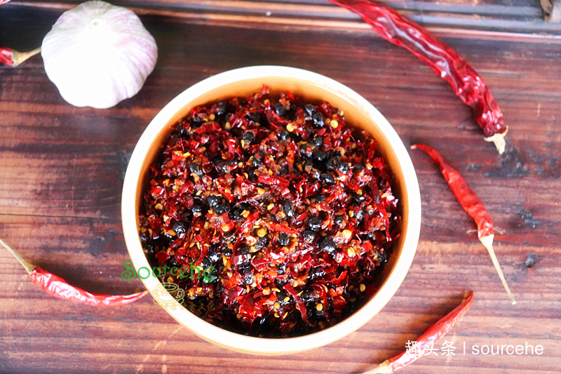  冰糖|做风味辣椒酱时加冰糖，香辣鲜美，存放一年不坏，比老干妈还香