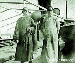 当场|土匪: 把钱交出来, 此人说没钱, 土匪打开行李后, 却当场跪下了