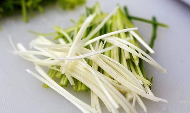 凉拌菜|这道凉拌菜你不吃可亏大了,营养补钙比肉香,做一盘不到3块钱