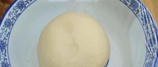 真香|做面包不用高筋粉，不用烤箱，2个苹果加2个鸡蛋，暄软拉丝，真香