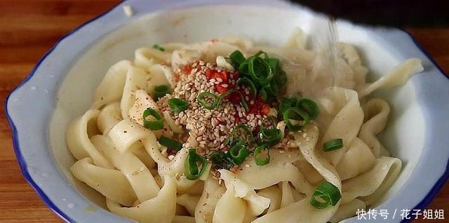 香辣扯面|面粉别再做老一套了,试试这样做,好吃解馋,比手擀面还劲道