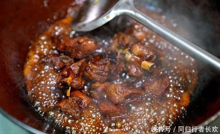 炖排骨|炖排骨,下锅还是出锅前放盐?这1步做错,排骨又老又柴,不入味