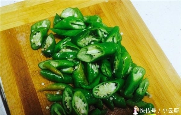 试试|没食欲的时候,单炒一盘尖椒超下饭,您也试试吧