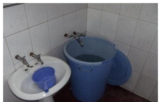  孩子溺水|一盆卫生间里的水，夺走孙子的命，奶奶“节约”导致全家心痛