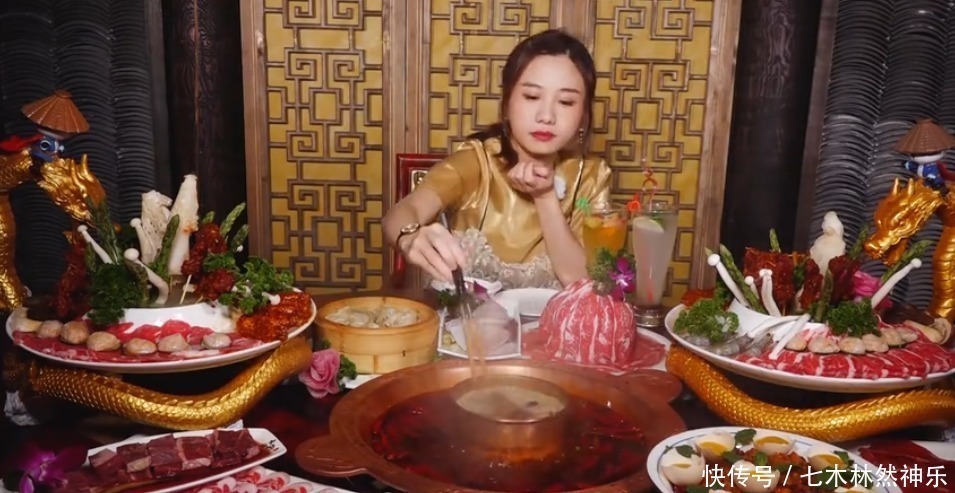 密子|密子君去何炅火锅店,1人吃30道“菜品”,结账时这谁顶得住