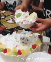 妹子|妹子，你可真有一套啊，用这方式喂宝宝真是太省力了