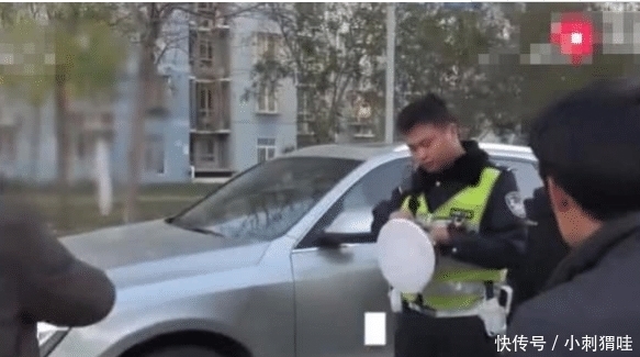  奥迪|快递员不小心撞了奥迪, 留下纸条主动担责, 车主果断报警!