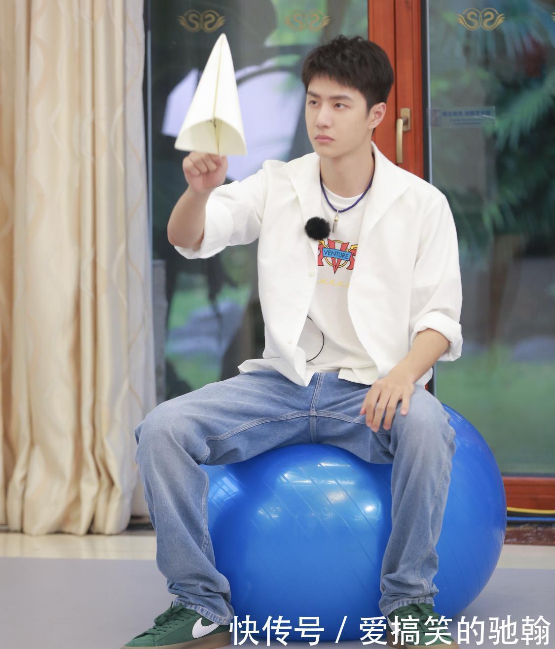 嘲笑|王一博翻车了!首次回应脚伤,引来代言商嘲笑