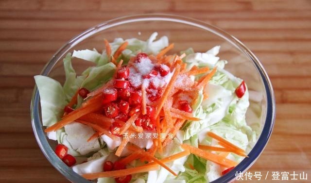 做法|包菜最下饭的做法,一次拌5瓶,酸辣脆爽,比吃肉还香