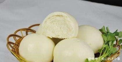 蒸馒头的时|做馒头时,有人用碱有人用苏打,大厨说出真相,加它才是最好吃的