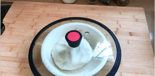 油炸|正宗油炸糕做法,糯米粉开水烫一烫,个个空心不塌陷,吃着不油腻